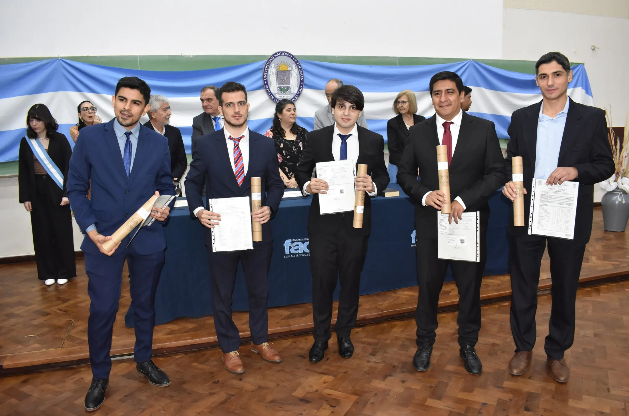 Luis Medina Raed junto a otros egresados con sus diplomas en la colación de grado de la FACET (UNT).