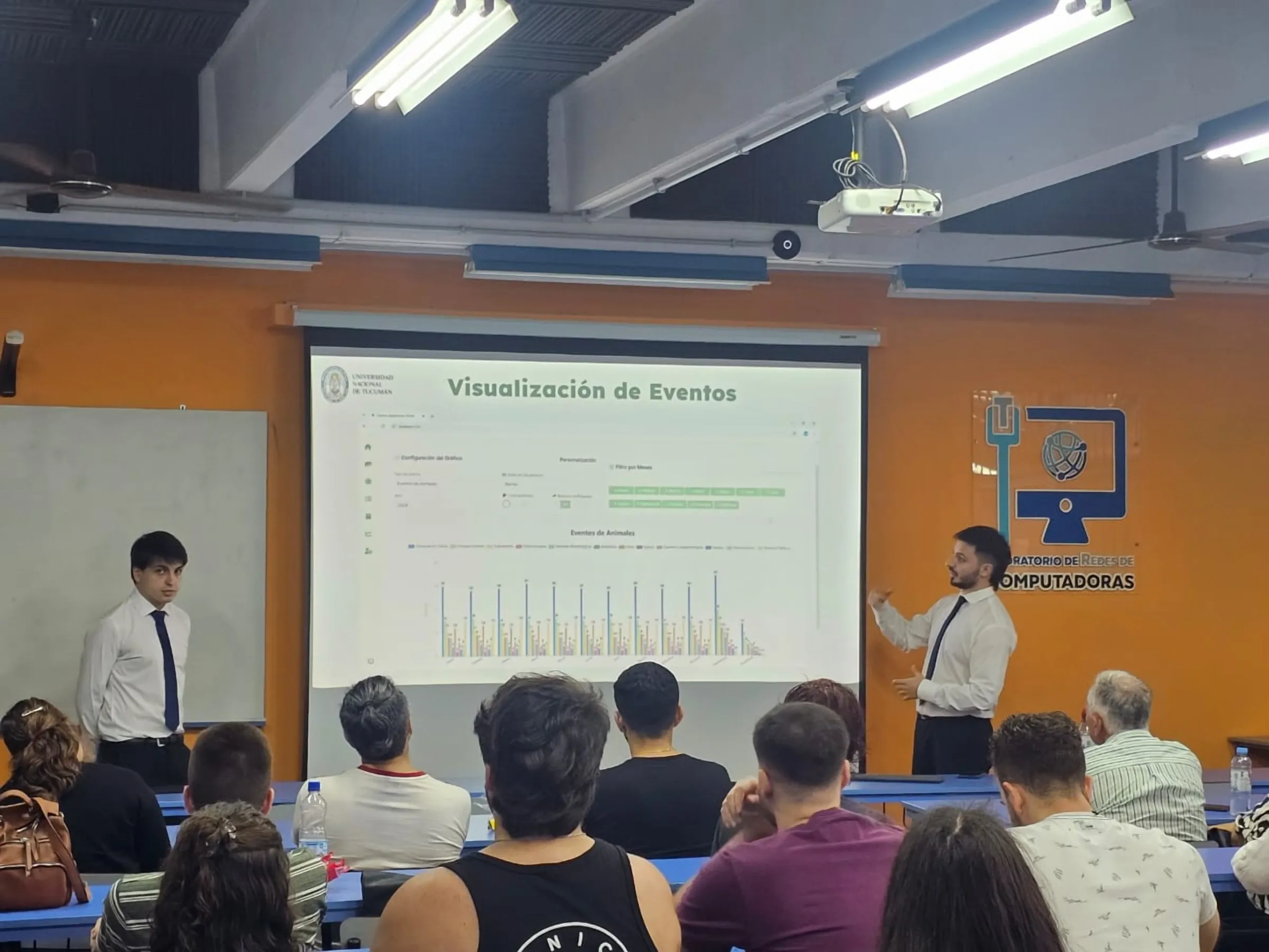 Présentation du projet de fin d'études « Visualización de Eventos » devant le public au Laboratoire de Réseaux Informatiques de la FACET.