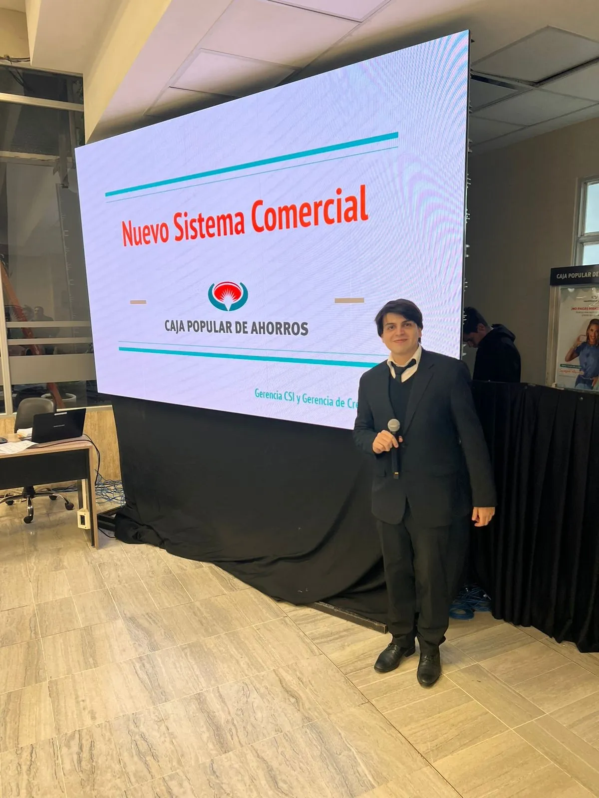 Luis Medina Raed présentant le nouveau Système Commercial à côté de l'écran, à Caja Popular de Ahorros de Tucumán.
