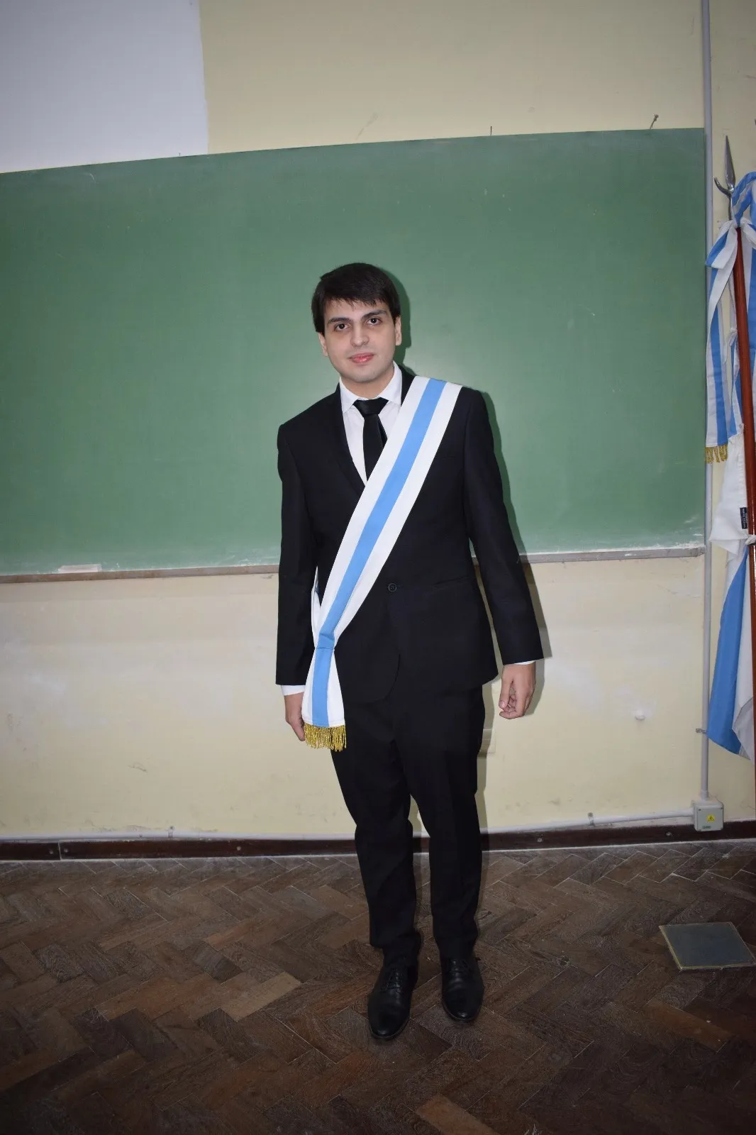 Luis Medina Raed portant l'écharpe d'escorte pendant la cérémonie de la FACET.