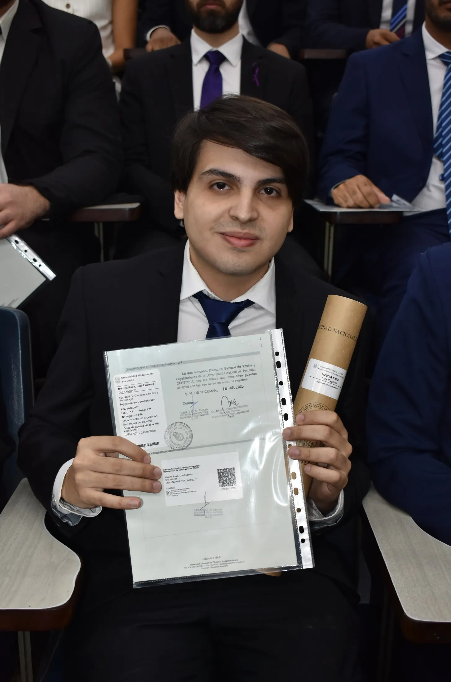 Luis Medina Raed sosteniendo su título de Ingeniero en Computación certificado en la ceremonia de colación.