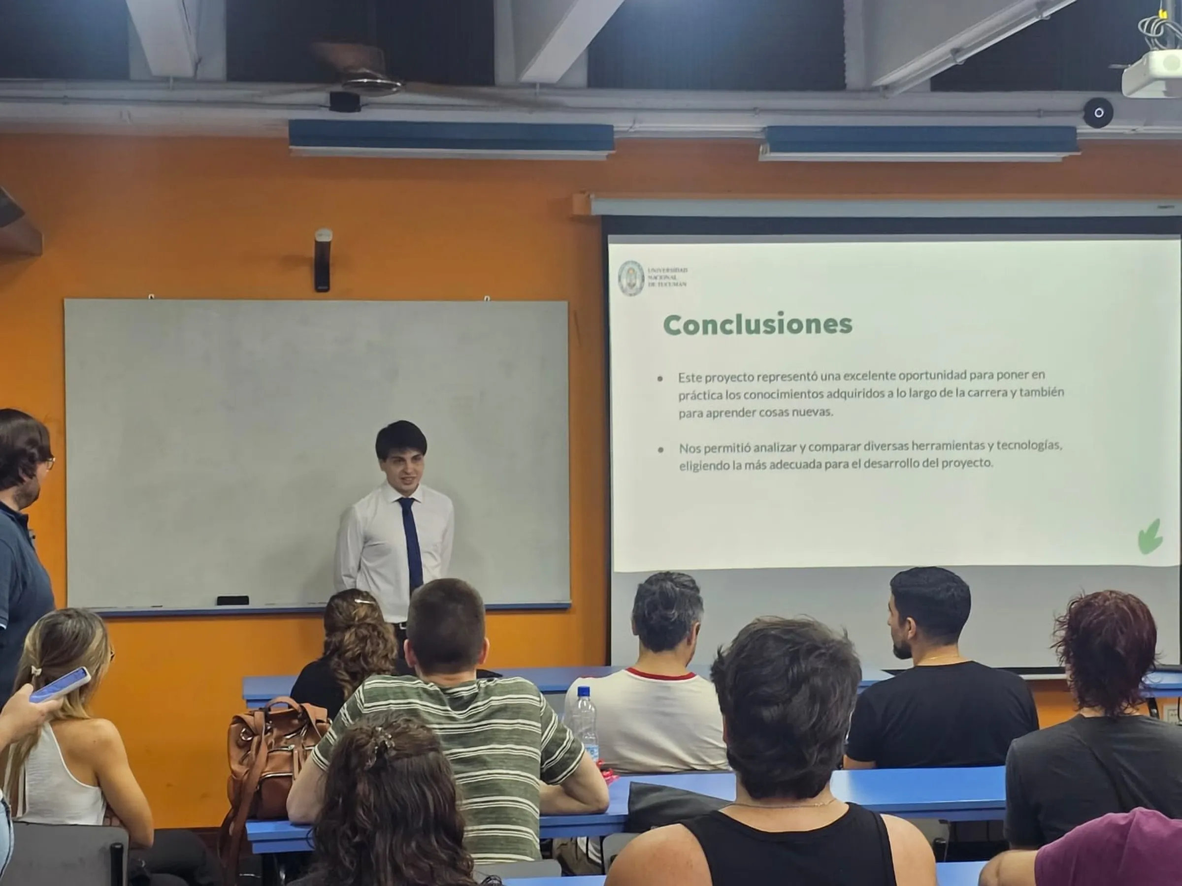 Luis Medina Raed présentant la soutenance de son projet de fin d'études devant le public.