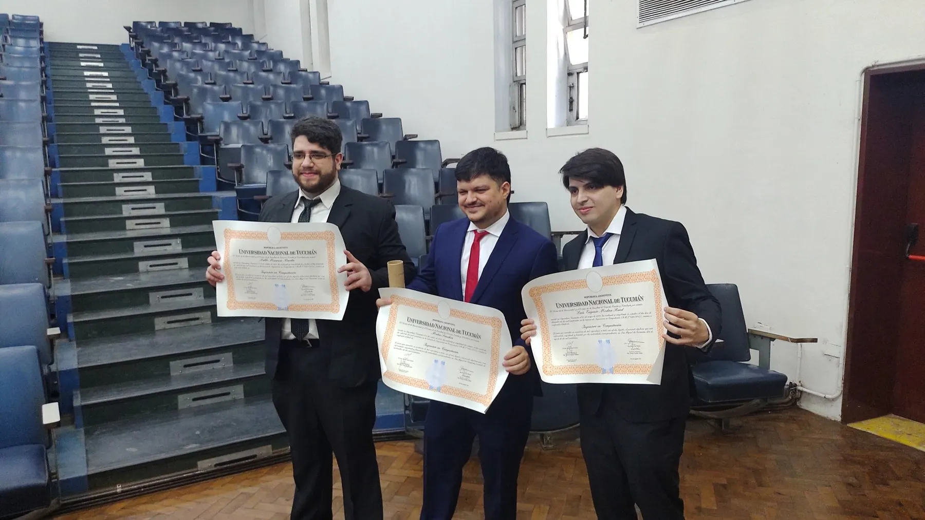 Luis Medina Raed junto a otros egresados con sus diplomas en el aula magna.